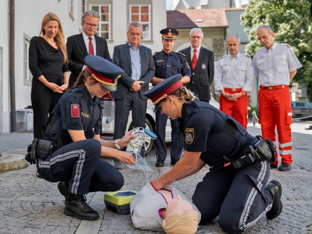 Streifenwägen werden mit Defibrillatoren ausgestattet