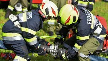 68 neue Feuerwehr Frauen und Männer