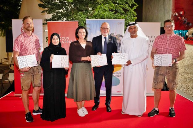 Memorandum 1 zeigt Pierre Gider (SOÖ Sponsoring &amp; Sales), Fatma Mohamed (SOUAE Head of Strategy and Projects), Bundesministerin Elisabeth Köstinger, SOÖ-Präsident Peter Ritter, SOUAE-Nationaldirektor Talal Al Hashemi und SOÖ-Nationaldirektor Jörg Hofmann