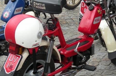 Mofa stieß frontal gegen Pkw