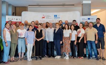 Gruppenfoto der Projektpartner beim Transnationalen Meeting im UNESCO Global Geopark Hateg, Rumänien
