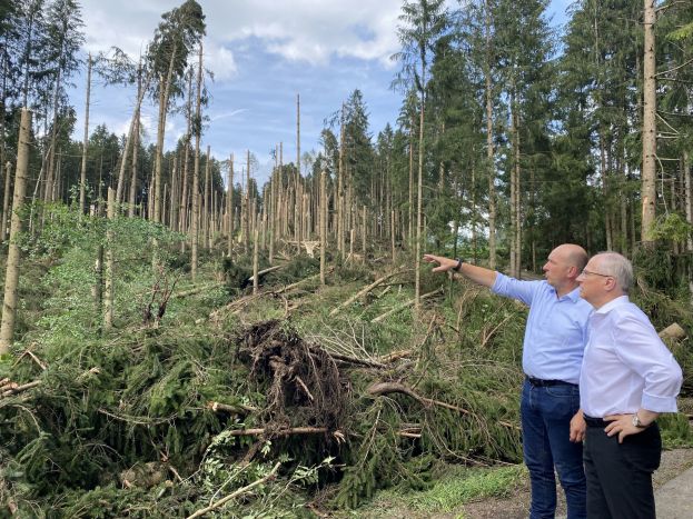 Landesrat Hans Seitinger machte sich am Freitagnachmittag mit Bürgermeister LAbg. Bruno Aschenbrenner in der Gemeinde St. Marein-Feistritz selbst ein Bild von den Schäden.