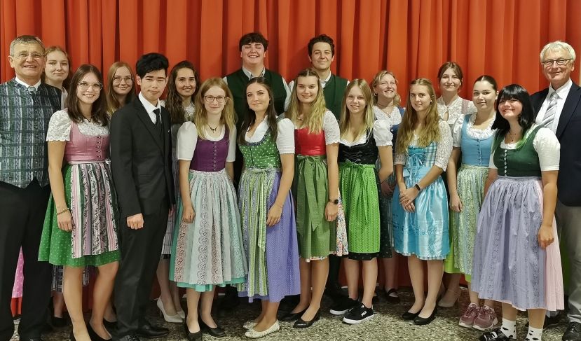 Kommissionsvorsitzender Harald Gerstgrasser und Prüfer Peter Ebner mit dem Kandidaten