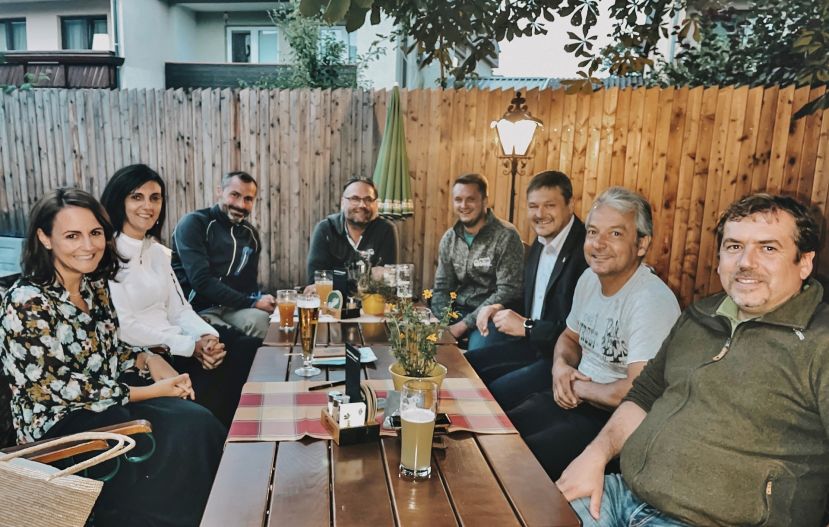 Am Stammtisch über Politik diskutieren