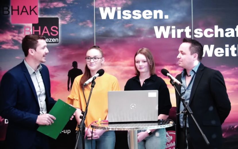 Moderator Mag. Nebojsa Dukic mit Isabella Markovic, Tanja Weilharter und Mag. Thomas Pfleger, die im Livestream die überaus erfolgreiche Juniorcompany „Lazy Bowl“ präsentieren.