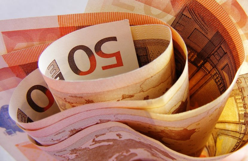 Falschgeld erzeugt und verbreitet