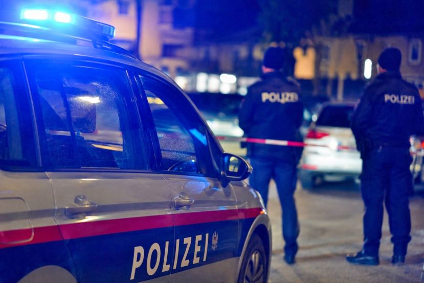 Mit Revolver bedroht und Parolen gerufen