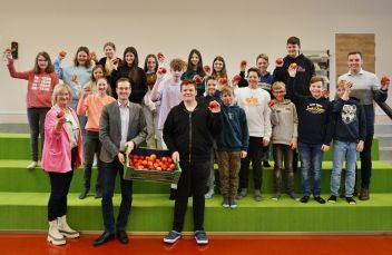 Die Schülerinnen und Schüler der Mittelschule Gröbming freuen sich über den Vitaminstoß.