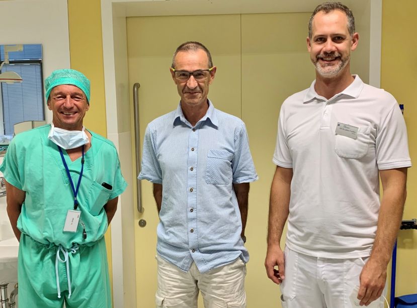 Patient Dr. Martin Greimel bei der Nachsorge mit Dr. Heinz Bürger (links) und OA Dr. Lukas Fraißler 
