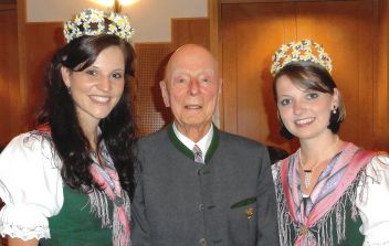 Herbert Pirker – auf dem Foto mit den Narzissenfest-Hoheiten 2010 Catrina Wachinger (r.) und Claudia Hagspiel (l.) – nahm als Mitbegründer des Narzissenfests immer großen Anteil am größten Frühlingsfest Österreichs.