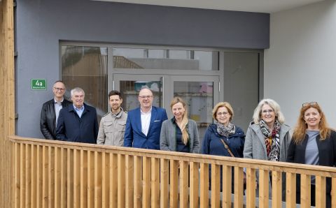 Egon Gojer (2. Vbgm. der Stadt Liezen), Wolfram Sacherer (Vorstand der Wohnbaugruppe ENNSTAL), Stefan Wasmer (Finanzreferent Stadt Liezen), Josef Harb (Landesstellenausschuss-Vorsitzender der ÖGK Steiermark), Juliane Bogner-Strauß (Gesundheitslandesrätin), Anna Trinkl (zuständige Kinderärztin vor Ort), Roswitha Glashüttner (Bürgermeisterin von Liezen), Andrea Heinrich (1. Vbgm. der Stadt Liezen)