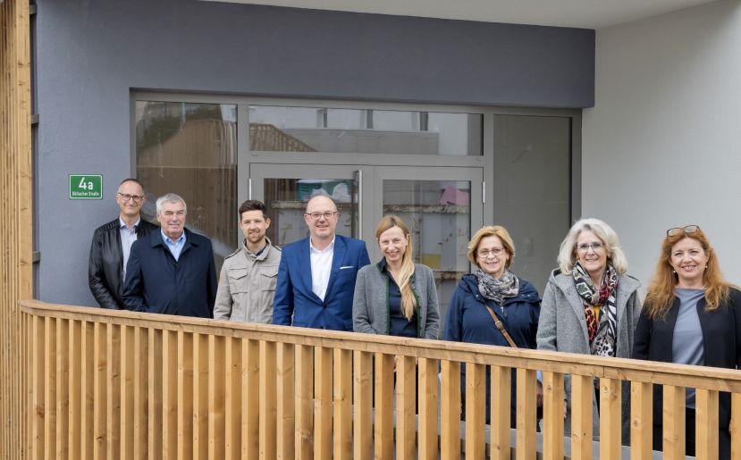 Egon Gojer (2. Vbgm. der Stadt Liezen), Wolfram Sacherer (Vorstand der Wohnbaugruppe ENNSTAL), Stefan Wasmer (Finanzreferent Stadt Liezen), Josef Harb (Landesstellenausschuss-Vorsitzender der ÖGK Steiermark), Juliane Bogner-Strauß (Gesundheitslandesrätin), Anna Trinkl (zuständige Kinderärztin vor Ort), Roswitha Glashüttner (Bürgermeisterin von Liezen), Andrea Heinrich (1. Vbgm. der Stadt Liezen)