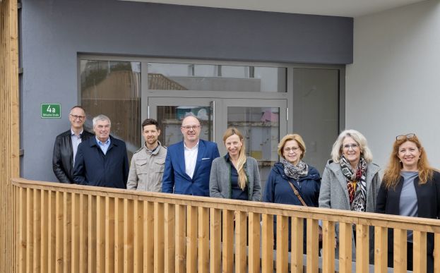 Egon Gojer (2. Vbgm. der Stadt Liezen), Wolfram Sacherer (Vorstand der Wohnbaugruppe ENNSTAL), Stefan Wasmer (Finanzreferent Stadt Liezen), Josef Harb (Landesstellenausschuss-Vorsitzender der ÖGK Steiermark), Juliane Bogner-Strauß (Gesundheitslandesrätin), Anna Trinkl (zuständige Kinderärztin vor Ort), Roswitha Glashüttner (Bürgermeisterin von Liezen), Andrea Heinrich (1. Vbgm. der Stadt Liezen)
