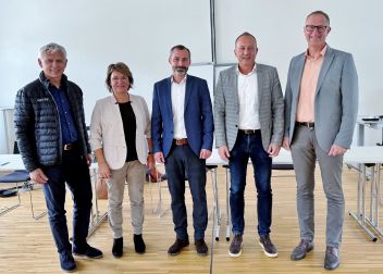Armin Forstnermit den Bezirkskandidaten Egon Hierzegger, Pauline Häusler, Christian Haider und Egon Gojer