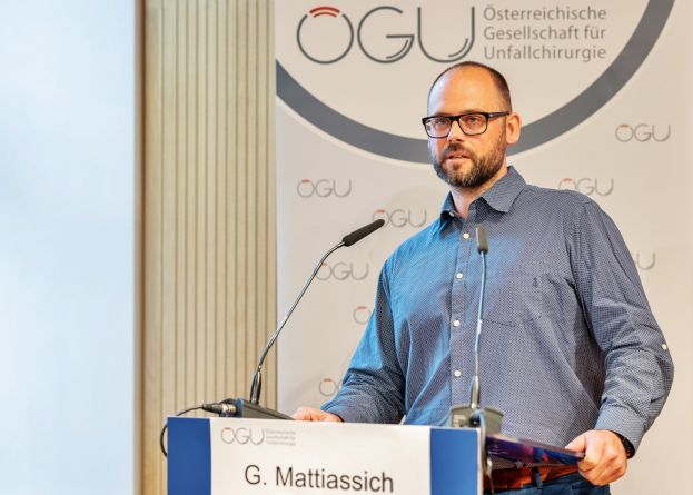 Prim. Priv. Doz. Dr. Georg Mattiassich beim Vortrag der Österreichischen Gesellschaft für Unfallchirurgie