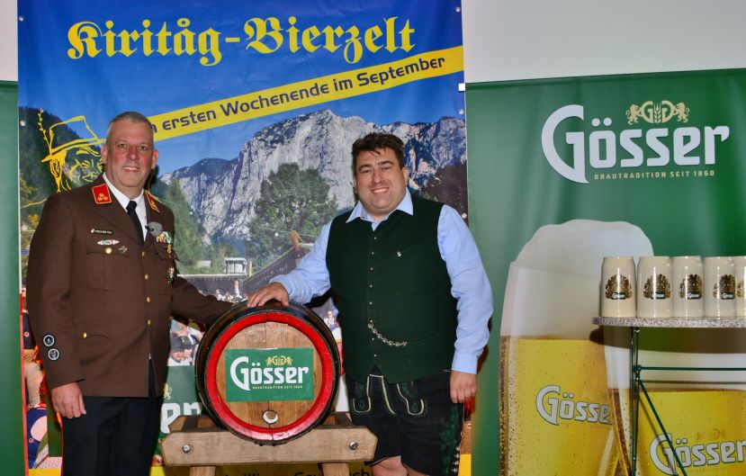 Hauptmann Christian Fischer mit Heinz Schrottshammer(Bierlieferant)