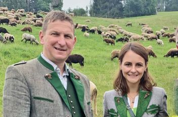 Die Nationalratsabgeordneten Andreas Kühberger und Mag. Corinna Scharzenberger weisen auf den Bedarf an Arbeitskräften in der Landwirtschaft hin.