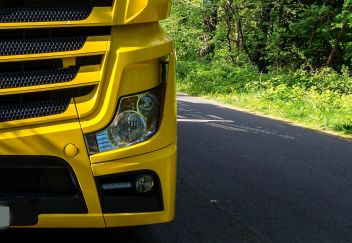 Fußgängerin von Lkw touchiert