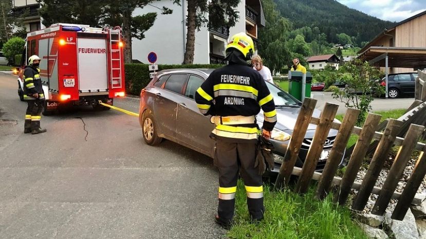 Fahrzeug in Ardning von der Straße abgekommen
