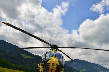 Kleinkind von Pkw erfasst und verletzt.