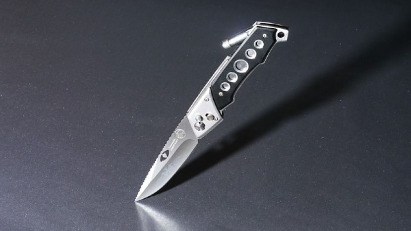 Mit einem Messer ins Bein gestochen
