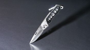 Mit einem Messer ins Bein gestochen