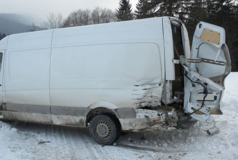 Klein LKW von Zug erfasst