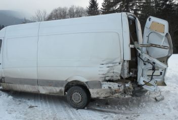 Klein LKW von Zug erfasst
