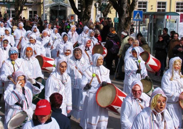 Die Trommelweiber ziehen am Faschingsmontag und am Faschingsdienstag begleitet von vielen Zuschauern durch die Kurstadt Bad Aussee.