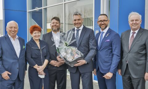 Die Unternehmerfamilie Egon, Ursula und Stefan Maurer mit Bundeskanzler Karl Nehammer, Liebochs Bürgermeister Stefan Helmreich und Landeshauptmann Hermann Schützenhöfer 