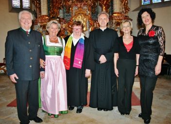 v.l.nr. Dr. h.c. Ernst E.P. Hochsteger, Marianne Hochsteger, Dr. Christa Lerch von der evangelischen Kirche, Pfarrer Hans Huber, Dr. Uli Coll als Obfrau des MGV &amp; Frauenchor Rottenmann und Chorleiterin Ulli Eder-Draxler.
