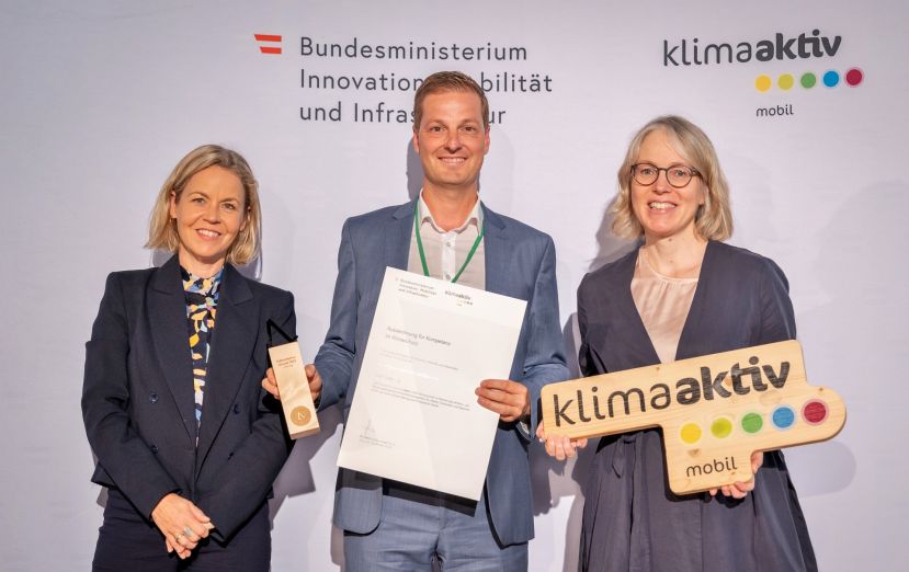 Bürgermeister Thomas Reingruber (Marktgemeinde Gröbming), gemeinsam mit Sektionsleiterin Cornelia Breuß (BMIMI) und Stephanie Schwer (Österreichischer Städtebund)