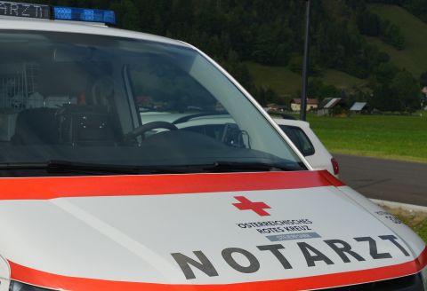 Kleinkind von Transporter verletzt