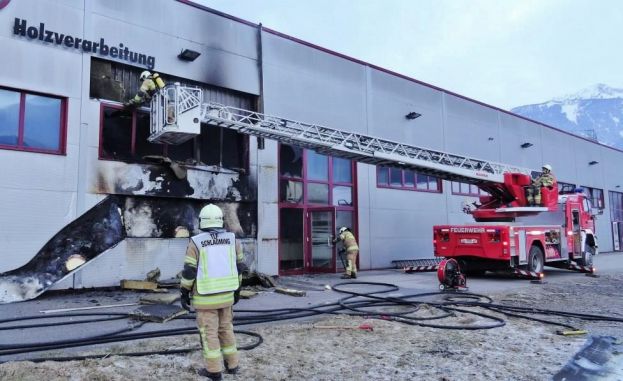 Brand in einem Holzbetrieb in Aich/Assach