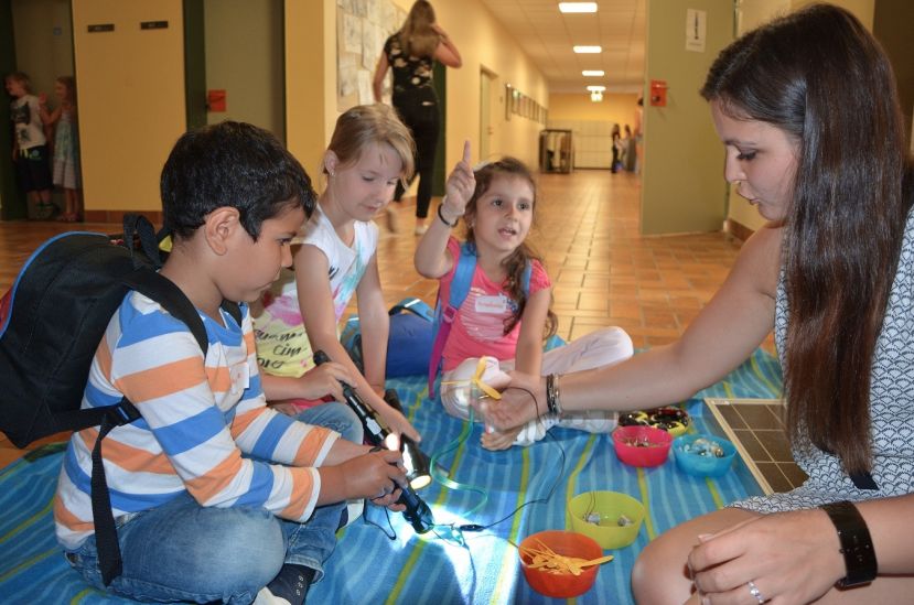 Kindergartenkinder erforschten Licht und Wasser