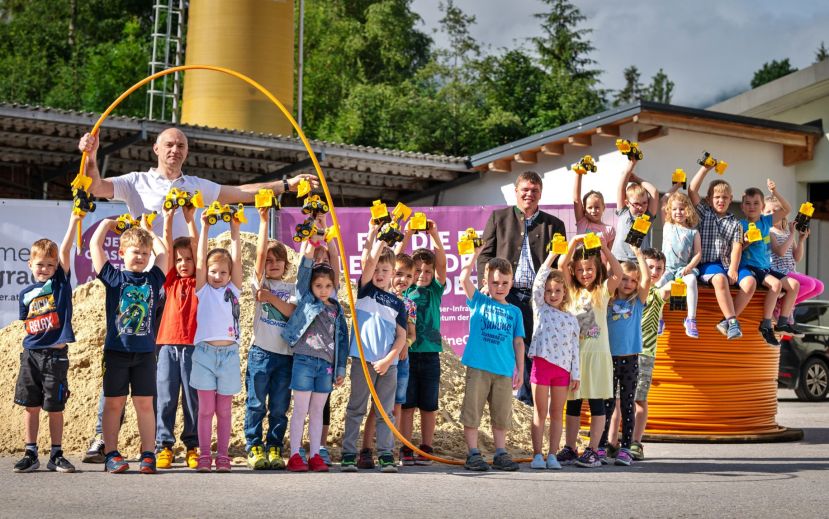 Schulanfänger erledigen Spatenstich