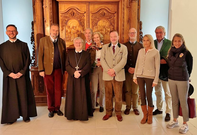 Prior Pater Maximilian Schiefermüller OSB, Karl Habsburg, Abt Gerhard Hafner OSB, Don Ferdinando Pignatelli mit Gattin, Fürst Alexander zu Schaumburg-Lippe, George Windsor, Dr. Herbert Hild mit Gattin und Christian Reid;