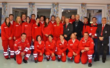 Die Absolventen der Rettungssanitäterausbildung 2013 mit einem Teil des Ausbildungsteams