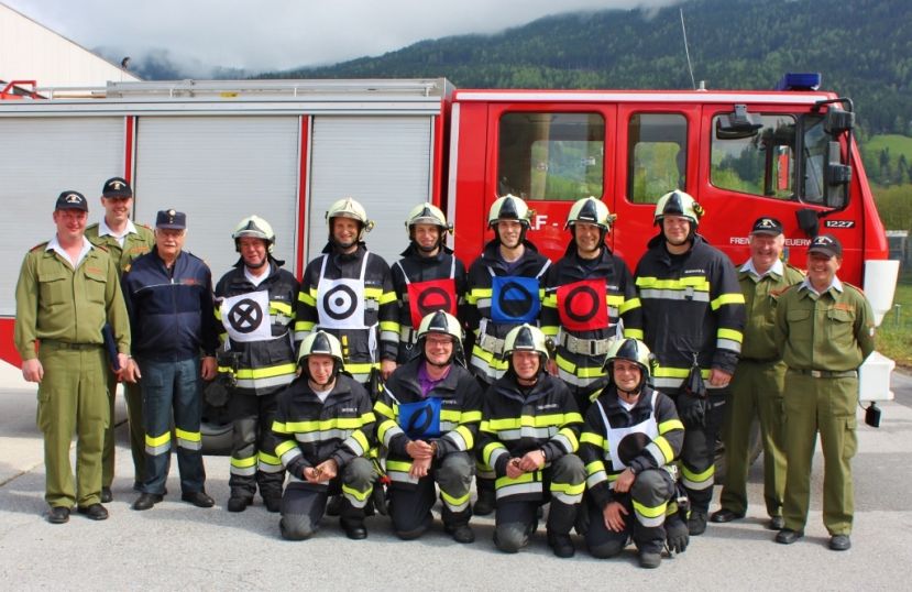 Das Gruppenbild zeigt den Bereichsbewerterstab mit Landesbewerbsleiter Bretterklieber, ABI Rieger sowie die erfolgreichen Kameraden der FF Trieben.