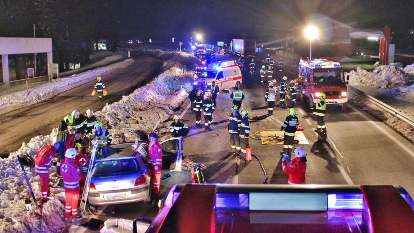 Schwerer Verkehrsunfall auf der B320