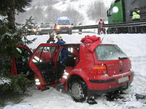 Frontaler zwischen LKW und zwei PKW