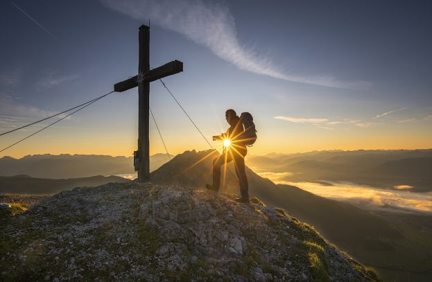 „On the Job“: Fotograf Erich Hagspiel beim Sonnenaufgnag am Stoderzinken