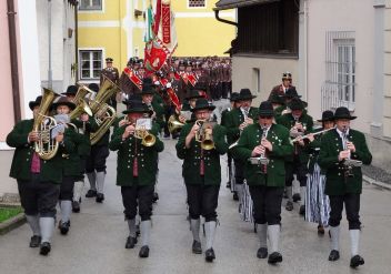 Marschblock in Richtung Kirche