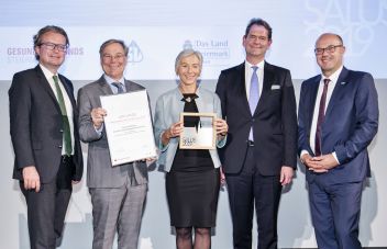 Gesundheitslandesrat Christopher Drexler; VertreterInnen der „SALUS“-Gewinner 2019 Projekt „Delir-Demenz“ der KAGes: Reinhold Schmidt, Brigitte Walzl und Christian Jagsch; GKK-Obmann Josef Harb