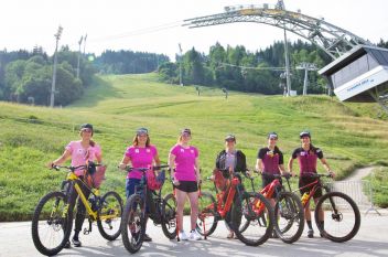 Die ÖSV-Speed-Damen genossen den Tag im Bikepark Schladming (v.l.n.r. Nadine Fest, Ramona Siebenhofer, Lisa Grill, Michaela Heider, Rosina Schneeberger und Ricarda Haaser)