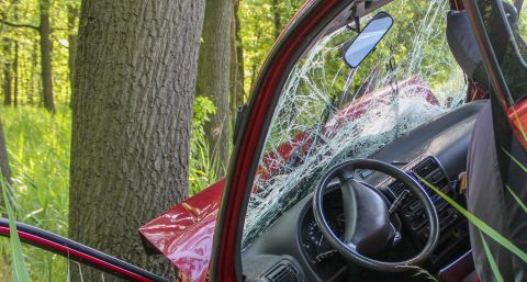 Pkw prallte gegen Baum