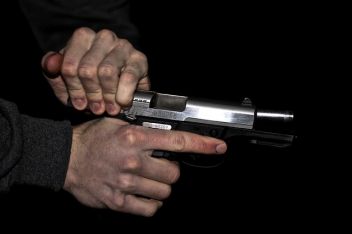 Tankstelle mit Pistole überfallen