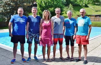Gründer des „Vereins zur Erhaltung des Wenger Freibades“: Gerald Wimberger, Gernot Prantl, Manuela Kniewasser, Mag. Hans Joachim Maierhofer, Mag. Günter Di Lena und Franz Di Lena (v. l.).