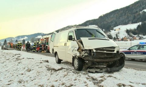 PKW gegen Kleinbus fordert 3 Verletzte