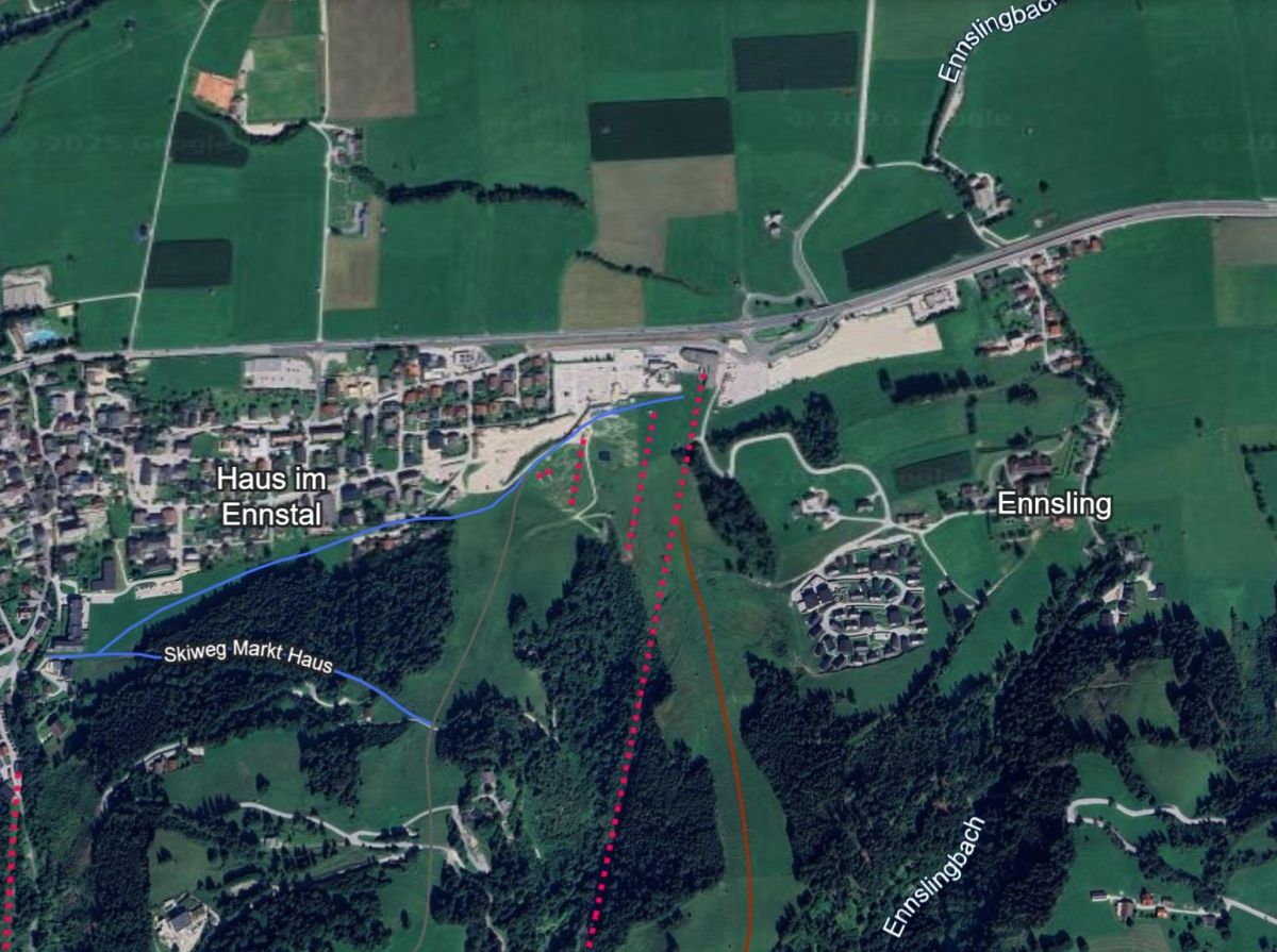 Pkw prallt gegen Hausmauer